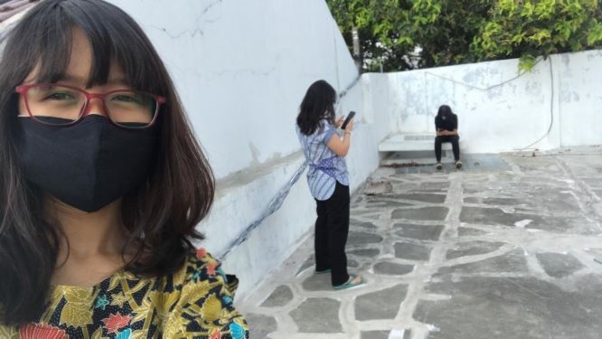 Arumkantor--berjemur di balik masker hiam